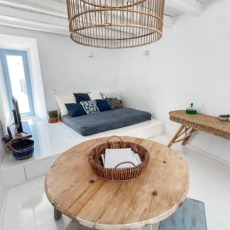 Brunella Paros Naousa (Paros)