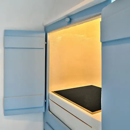 Brunella Paros Naousa (Paros)