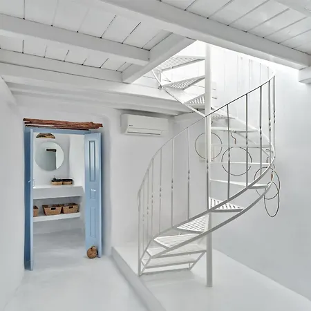 Brunella Paros Naousa (Paros)