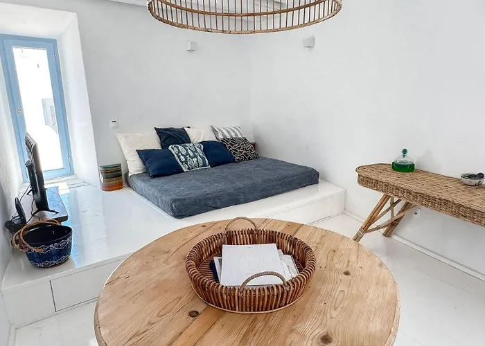 Brunella Paros Naousa (Paros)